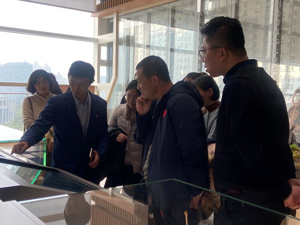 一群人在房间里形貌已自动天生