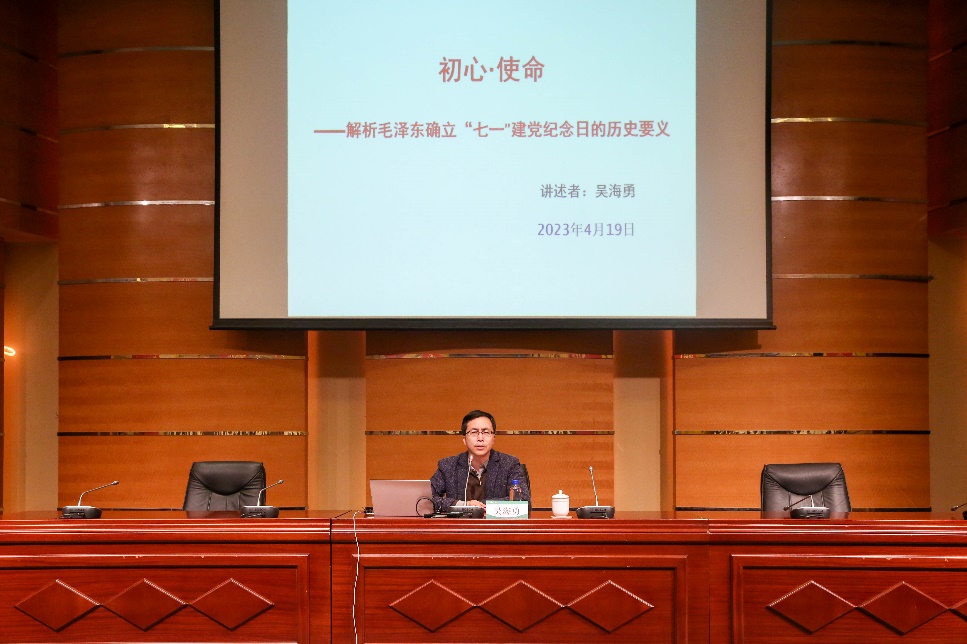 房间里有柜子和电视形貌已自动天生