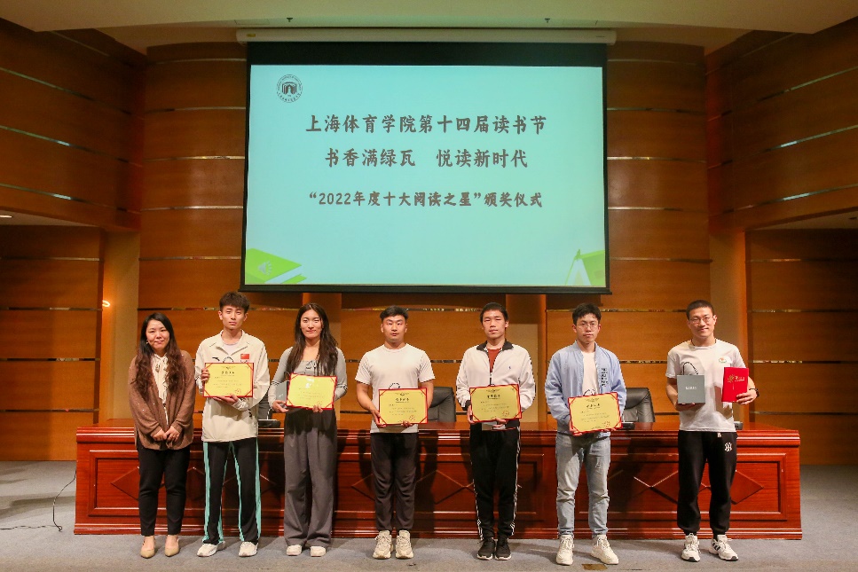 一群人站在台上中度可信度形貌已自动天生
